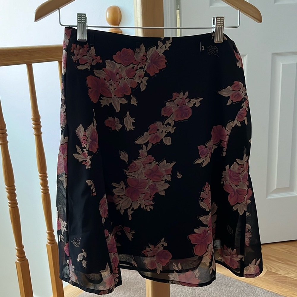 ☀️Flare skirt -black with flowers.